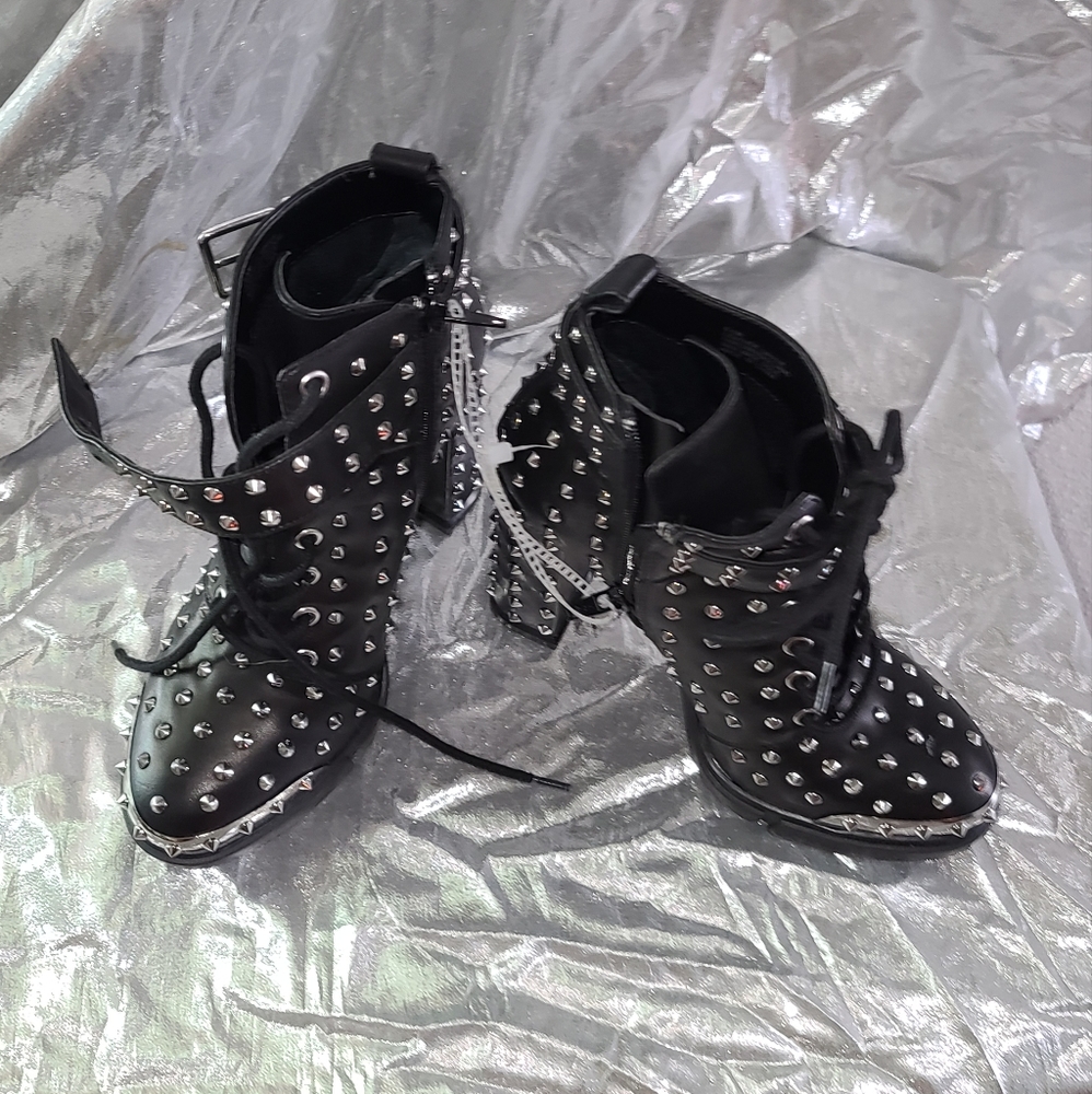 Gianni Bini Rhinestones booties